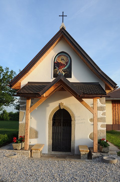 01_Auferstehungskapelle Sportplatz.JPG