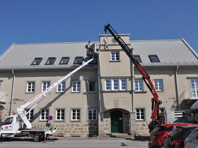 Figuren am neuen Gesundheitshaus