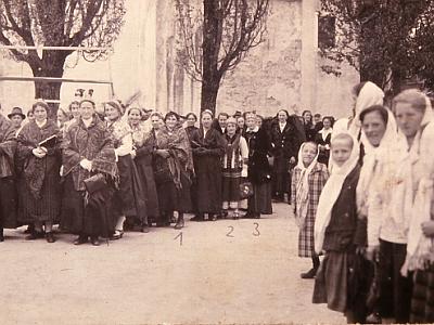 024 Feierlichkeit mit Goldhauben