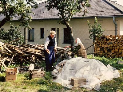 042 Dechant  Paster und Pfarrerkoechin Marie beim Holzschneiden