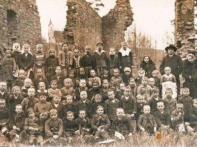 005 Schulklasse bei der Ruine Zoech