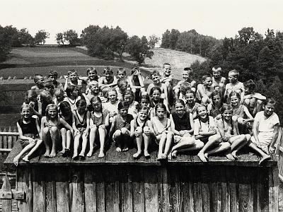 012 Im Freibad auf dem Dach der Umkleidekabine