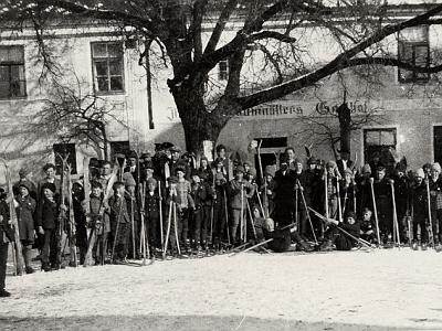 020 Schischueler vor Gh. Traunmueller