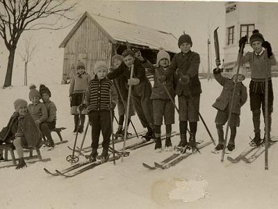 021 Schifahrer, im Hintergrund Haus Deubl
