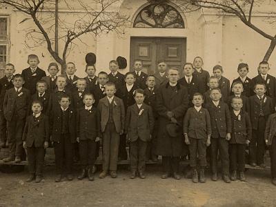 002 Burschenverein 1923 mit Kaplan Hermann Leichtenmueller