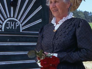 014 Fr. Pfarrhofer in Festtracht