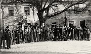 020 Schueler vor Gasthof Traunmueller