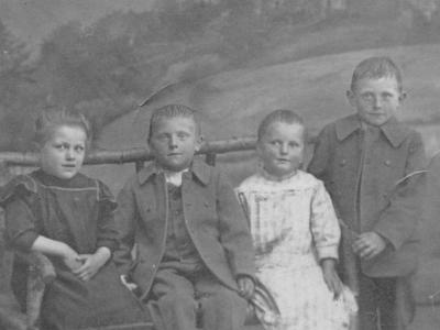 16 Kranzlkinder v.l. Lini,Sepp, Maria und Johann, um 1917