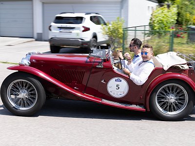 15 GES HH 1 : Auto, Autos, Canon EOS R5, Canon RF 24-105mm 4.0 L IS USM, Erwachsener, Europa, Fahrzeug, Fahrzeuge, Frontalansicht, Kamera, Kameradaten, Kontinente, Linz, Lächeln, Mittag ab 12:00, Männlich, Mühlviertel Classic, Oberösterreich, Objektiv, Oldtimer, Person, Profilansicht, Sonnenbrille, Tageszeiten, Zwei Gesichter, Österreich