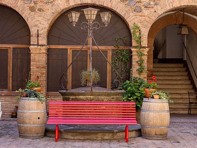 48 ROT HH 2 : Architektur, Bauteile, Bänke, Canon EOS R5, Canon RF 24-105mm 4.0 L IS USM, Europa, Fassaden, Fenster, Gegenstände, Italien, Kamera, Kameradaten, Kontinente, Montalcino, Nachmittag ab 13:00, Objektiv, Person, Tageszeiten, Toskana, Treppen, Urlaube