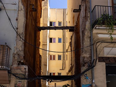 68 STR HH 2 : Architektur, Brille, Canon EOS R5, Canon RF 24-105mm 4.0 L IS USM, Ein Gesicht, Erwachsener, Europa, Frontalansicht, Gebäude, Kamera, Kameradaten, Kontinente, Nachmittag ab 13:00, Objektiv, Person, Spanien, Tageszeiten, Urlaube, Valencia, Wand, Weiblich