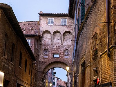 69 STR HH 3 : Abend ab 18:00, Architektur, Augen geschlossen, Bauwerke, Blaue Stunden, Canon EOS R5, Canon RF 24-105mm 4.0 L IS USM, Ein Gesicht, Erwachsener, Europa, Frontalansicht, Gebäude, Italien, Kamera, Kameradaten, Kontinente, Licht/Effekte, Licht/Gestaltung, Lächeln, Nacht, Objektiv, Person, Siena, Straße, Tageszeiten, Torbögen, Toskana, Urlaube, Weiblich