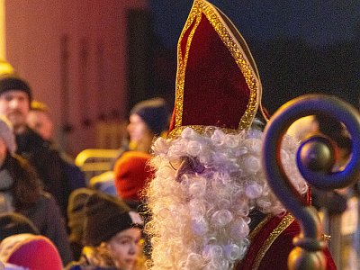 20251122 171420 Perchtenlauf HH : Altenberg, Canon EOS R5, Canon RF 24-105mm 4.0 L IS USM, Europa, Kamera, Kameradaten, Kontinente, Licht/Effekte, Licht/Gestaltung, Nachmittag ab 13:00, Nacht, Oberösterreich, Objektiv, Perchten, Person, Tageszeiten, Veranstaltungen, Österreich