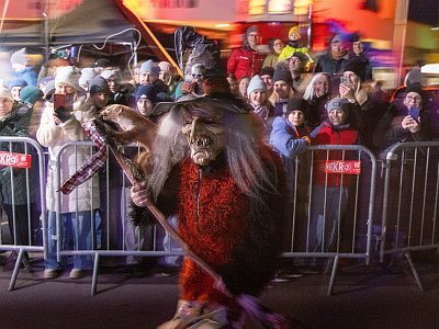 20251122 172055 Perchtenlauf HH : Altenberg, Augen geschlossen, Bart, Canon EOS R5, Canon RF 24-105mm 4.0 L IS USM, Erwachsener, Europa, Frontalansicht, Kamera, Kameradaten, Kontinente, Licht/Effekte, Licht/Gestaltung, Lächeln, Männlich, Nachmittag ab 13:00, Nacht, Oberösterreich, Objektiv, Parade, Perchten, Person, Tageszeiten, Veranstaltungen, Weiblich, Zwei Gesichter, Österreich