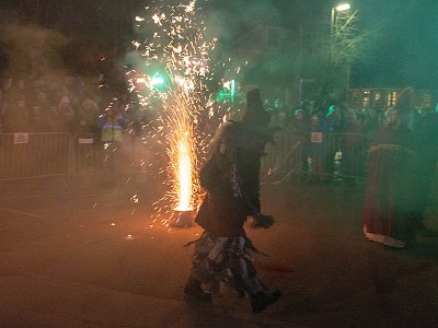 20251122 172120 Perchtenlauf HH : Altenberg, Beleuchtungen, Canon EOS R5, Canon RF 24-105mm 4.0 L IS USM, Europa, Feuer, Feuerwerk, Kamera, Kameradaten, Kontinente, Licht/Effekte, Licht/Gestaltung, Nachmittag ab 13:00, Nacht, Nachthimmel, Natur, Oberösterreich, Objektiv, Perchten, Tageszeiten, Veranstaltungen, Österreich