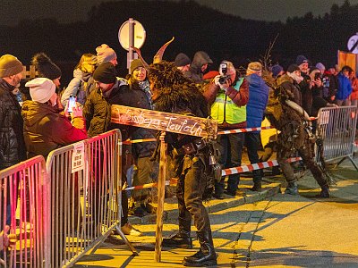20251122 172915 Perchtenlauf HH : Altenberg, Canon EOS R5, Canon RF 24-105mm 4.0 L IS USM, Europa, Kamera, Kameradaten, Kontinente, Licht/Effekte, Licht/Gestaltung, Nachmittag ab 13:00, Nacht, Natur, Oberösterreich, Objektiv, Perchten, Person, Schnee, Skifahren, Sport, Tageszeiten, Veranstaltungen, Winter, Wintersport, Österreich