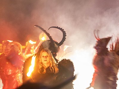 20251122 173549 Perchtenlauf HH : Altenberg, Augen offen, Beleuchtungen, Canon EOS R5, Canon RF 24-105mm 4.0 L IS USM, Ein Gesicht, Erwachsener, Europa, Feuer, Frontalansicht, Kamera, Kameradaten, Kontinente, Konzert, Licht/Effekte, Licht/Gestaltung, Musik, Nachmittag ab 13:00, Nacht, Natur, Oberösterreich, Objektiv, Perchten, Person, Tageszeiten, Veranstaltungen, Weiblich, Österreich