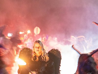 20251122 173551 Perchtenlauf HH : Altenberg, Augen offen, Beleuchtungen, Canon EOS R5, Canon RF 24-105mm 4.0 L IS USM, Ein Gesicht, Erwachsener, Europa, Feuer, Frontalansicht, Kamera, Kameradaten, Kontinente, Licht/Effekte, Licht/Gestaltung, Modenschau, Nachmittag ab 13:00, Nacht, Natur, Oberösterreich, Objektiv, Perchten, Person, Tageszeiten, Veranstaltungen, Weiblich, Österreich