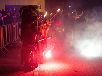 20251122 173640 01 Perchtenlauf HH : Altenberg, Beleuchtungen, Canon EOS R5, Canon RF 24-105mm 4.0 L IS USM, Europa, Feuer, Kamera, Kameradaten, Kontinente, Licht/Effekte, Licht/Gestaltung, Nachmittag ab 13:00, Nacht, Natur, Oberösterreich, Objektiv, Perchten, Tageszeiten, Veranstaltungen, Österreich