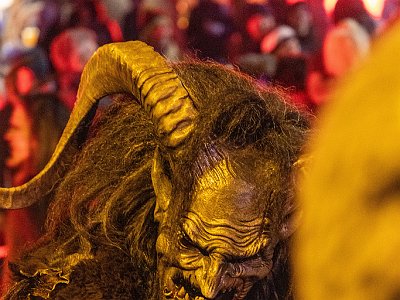 20251122 174232 Perchtenlauf HH : Altenberg, Canon EOS R5, Canon RF 24-105mm 4.0 L IS USM, Europa, Farbenfroh, Kamera, Kameradaten, Kontinente, Licht/Effekte, Licht/Gestaltung, Nachmittag ab 13:00, Nacht, Oberösterreich, Objektiv, Perchten, Tageszeiten, Veranstaltungen, Österreich