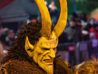 20251122 174339 Perchtenlauf HH : Altenberg, Bart, Canon EOS R5, Canon RF 24-105mm 4.0 L IS USM, Ein Gesicht, Erwachsener, Europa, Farbenfroh, Frontalansicht, Kamera, Kameradaten, Kontinente, Licht/Effekte, Licht/Gestaltung, Männlich, Nachmittag ab 13:00, Nacht, Oberösterreich, Objektiv, Perchten, Person, Porträt, Tageszeiten, Veranstaltungen, Österreich